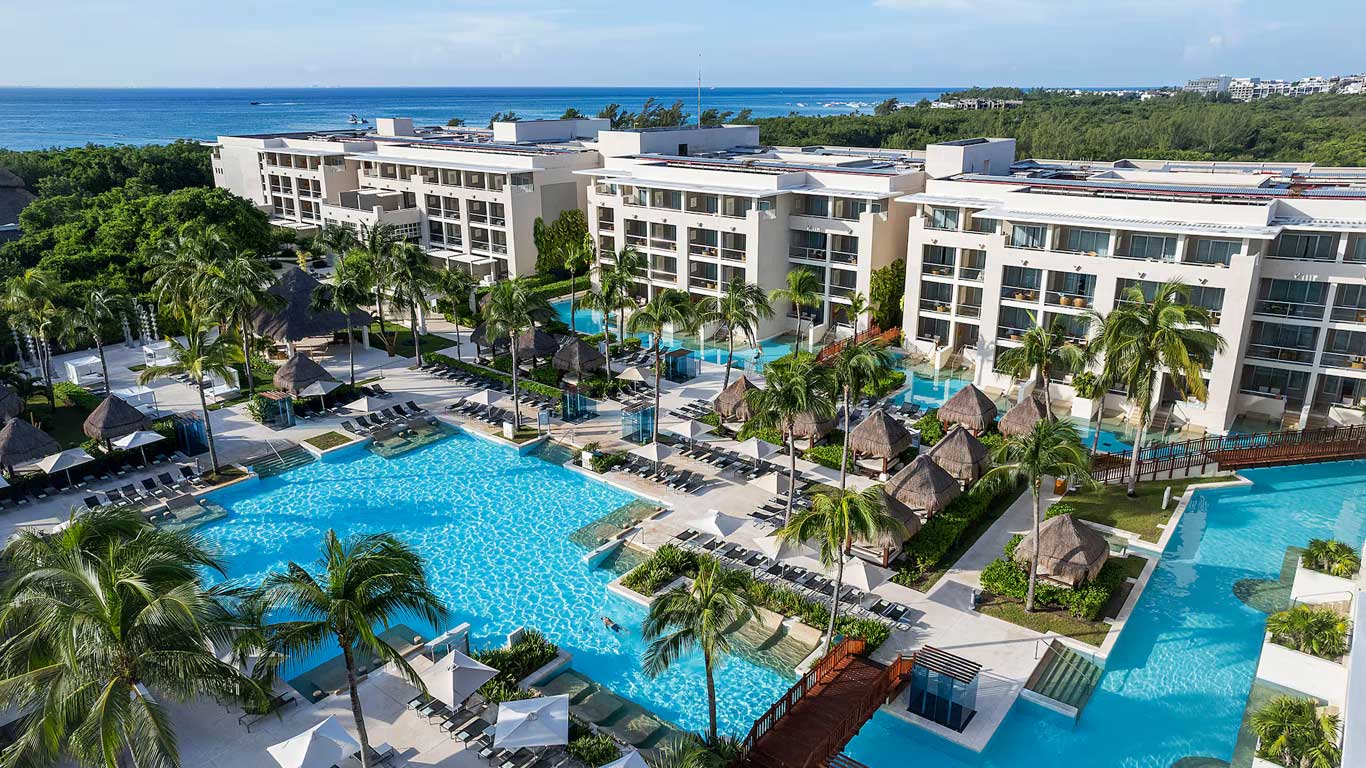 Paradisus La Perla adults-only all-inclusive resort with beachfront suites, luxury pools, and refined service on the Riviera Maya.